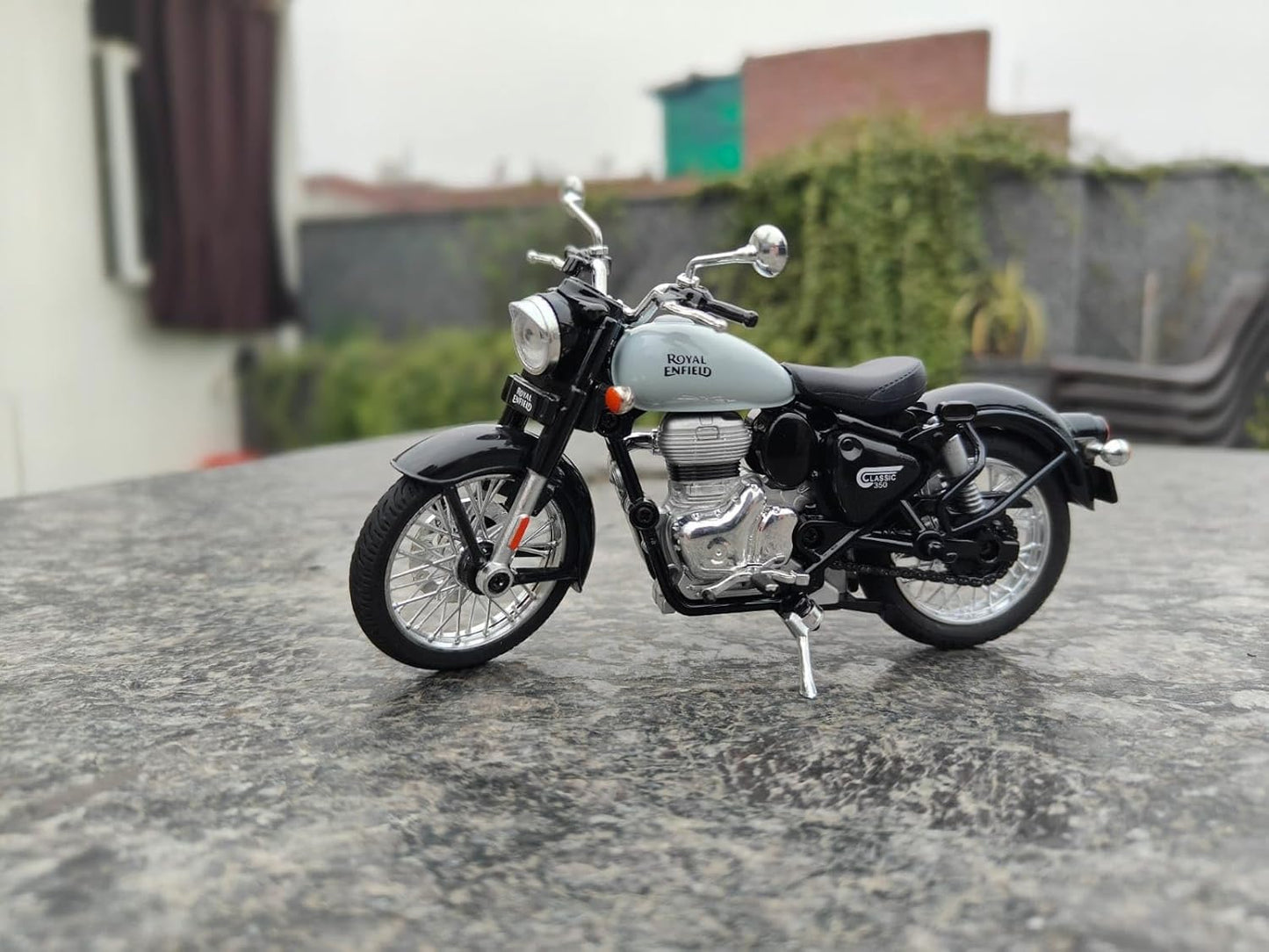 1:15 Original Royal Enfield Classic 350 Motorcycle – Interchangeable Tanks, Moving Handle & Pull Back Action | Realistic Mini Bike Model |