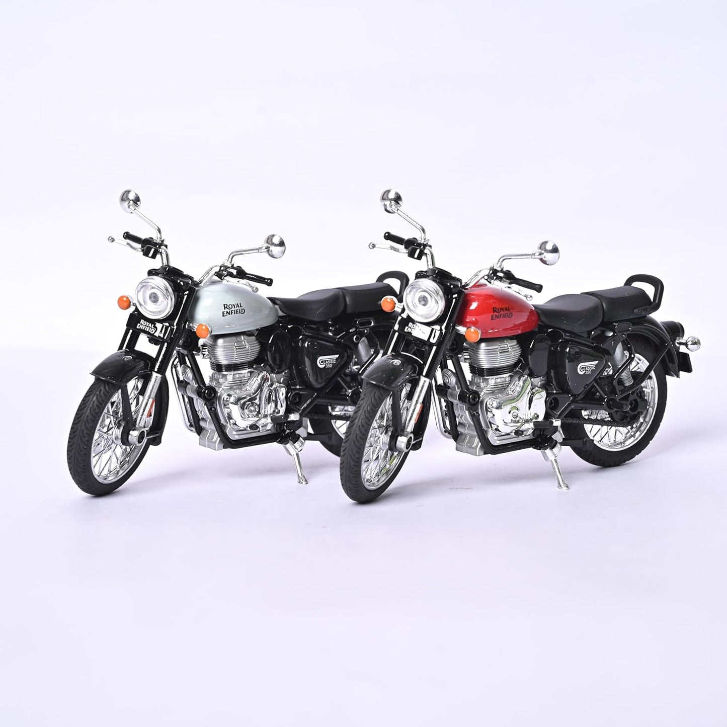 1:15 Original Royal Enfield Classic 350 Motorcycle – Interchangeable Tanks, Moving Handle & Pull Back Action | Realistic Mini Bike Model |